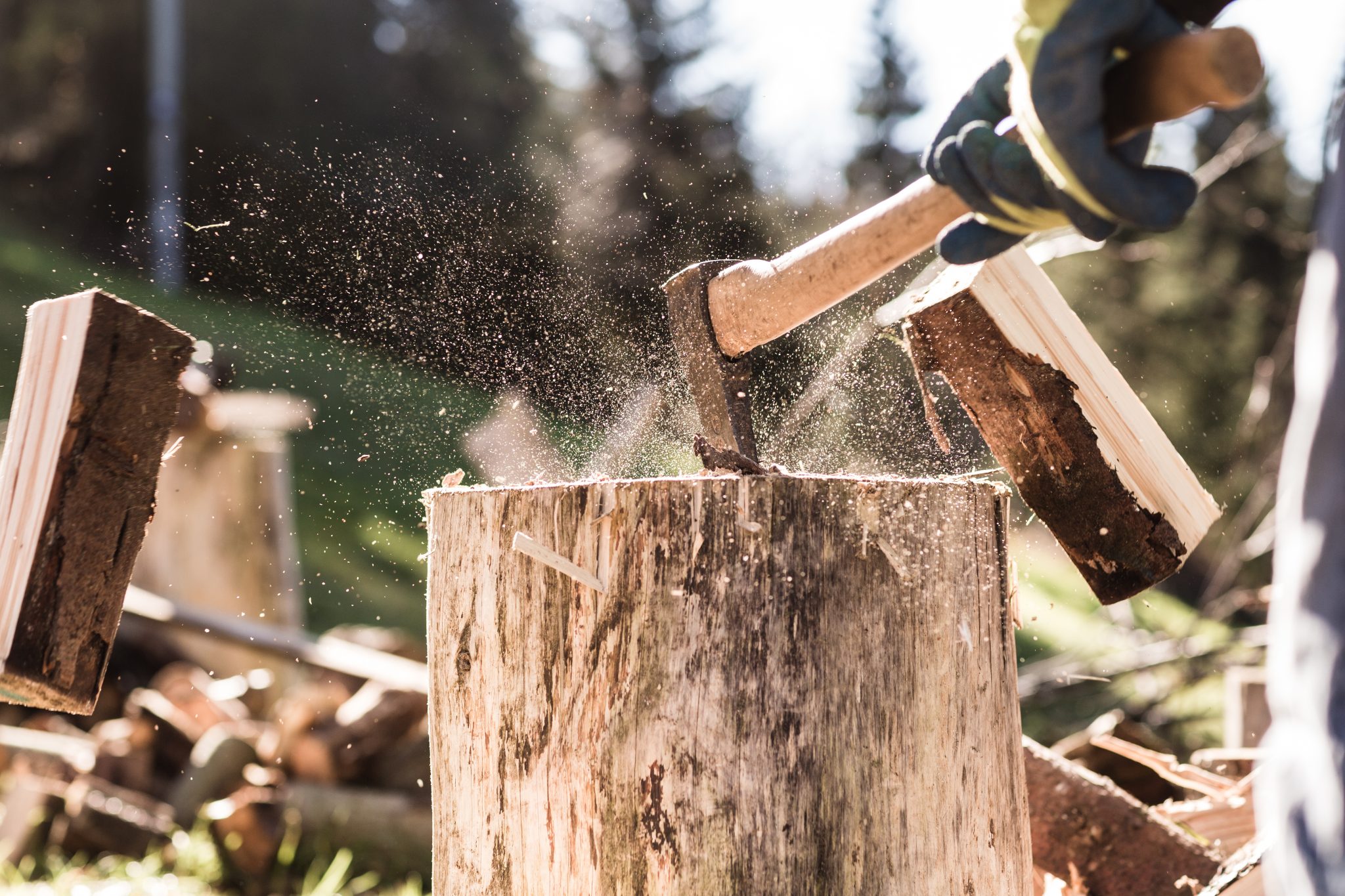 Construire un abri pour son bois de chauffage, pas si difficile !