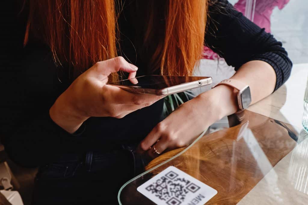 woman,scanning,the,barcode,qr,code,in,restaurant,or,cafe