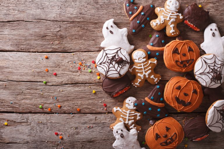funny,delicious,ginger,biscuits,for,halloween,on,the,table.,horizontal