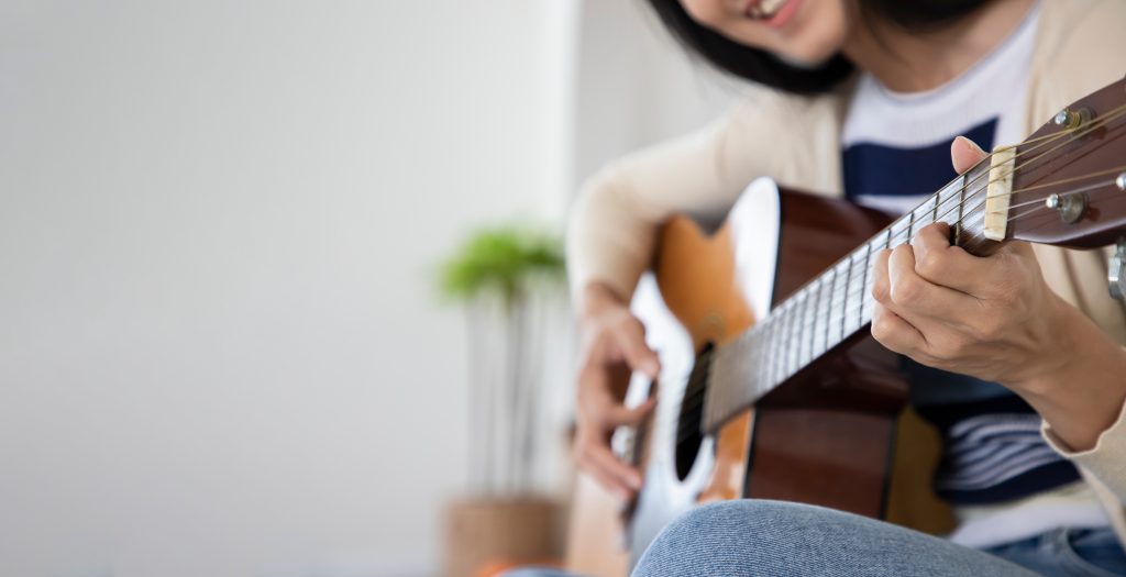 beautiful,woman,playing,acoustic,guitar,,cover,for,online,courses,,learning