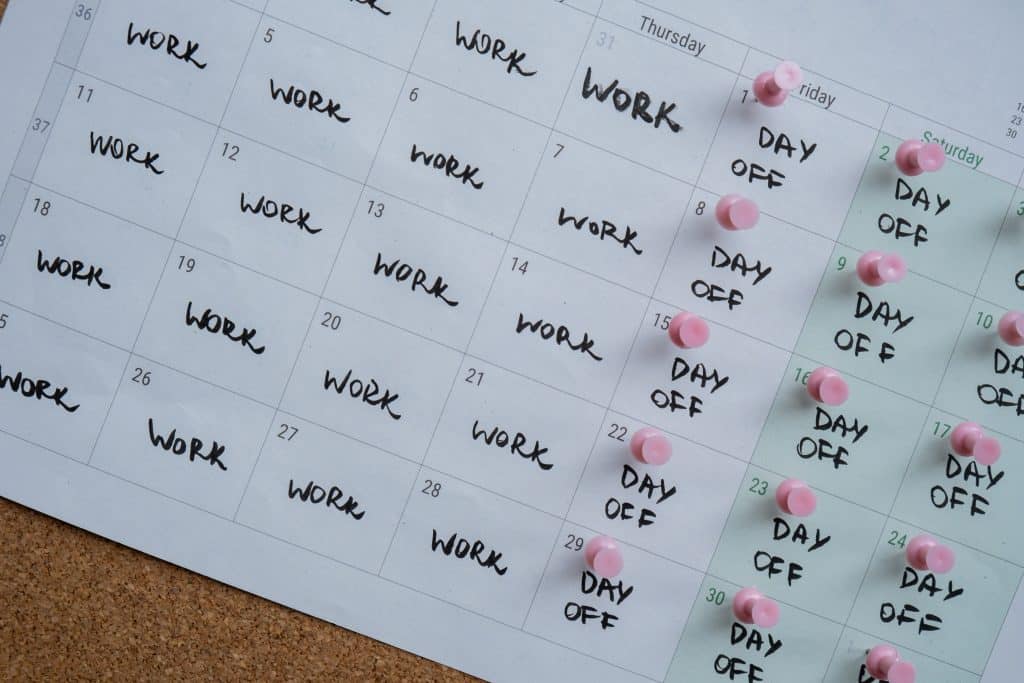4,day,work,week,printed,calendar,with,pink,pins,on